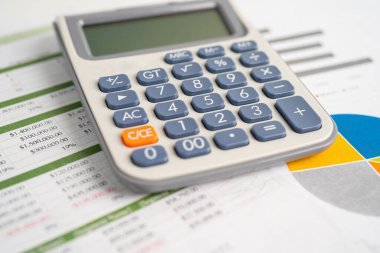 Grafik kağıdındaki hesap makinesi. Finans geliştirme, Bankacılık Hesabı, İstatistik, Yatırım Analitik Araştırma Veri Ekonomisi, Borsa Ticareti, Ticaret Şirketi Konsepti.