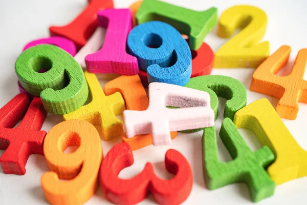 Beyaz arka planda renkli matematik sayısı, eğitim eğitimi matematik öğrenimi öğretim kavramı.
