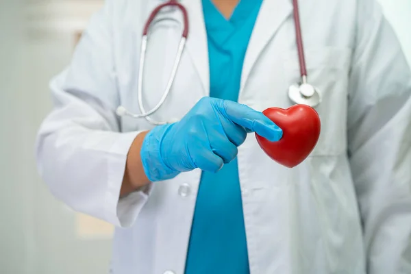 Doctor Holding Red Heart Hospital Ward Healthy Strong Medical Concept —  Fotos de Stock