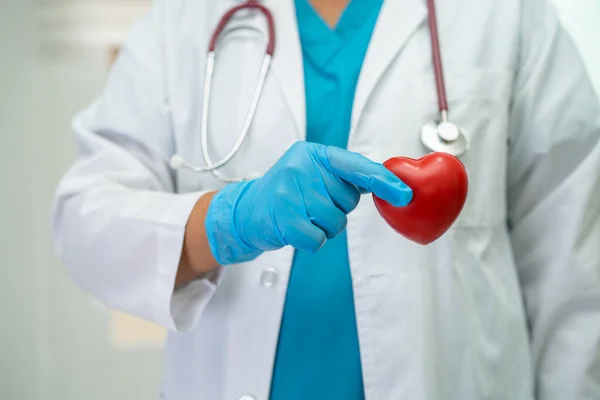 Doctor Holding Red Heart Hospital Ward Healthy Strong Medical Concept — Stok fotoğraf