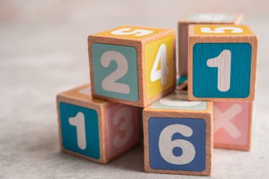 Beyaz arka planda renkli matematik sayısı, eğitim eğitimi matematik öğrenimi öğretim kavramı.