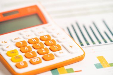 Grafik kağıdındaki hesap makinesi. Finansal kalkınma, Bankacılık Hesabı, İstatistik, Yatırım Analitik Araştırma Veri Ekonomisi, Borsa Ticareti, İş yeri Konsepti.