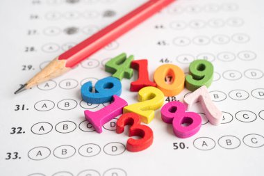 Matematik Numarası ve kalem cevap kağıdında, Eğitim Matematik öğrenimi öğretim konsepti.