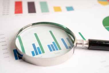 Grafik çizelgesi üzerinde büyüteç. Finansal kalkınma, Bankacılık Hesabı, İstatistik, Ekonomi, Borsa Ticareti, İşletme Kurumu Toplama Konsepti.