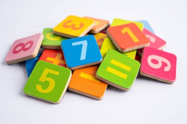 Beyaz arka planda renkli matematik sayısı, eğitim eğitimi matematik öğrenimi öğretim kavramı.