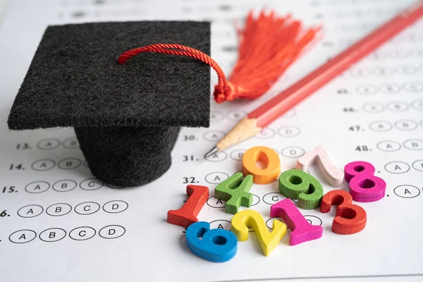 Matemática Número Colorido Com Chapéu Graduação Lápis Folha Resposta Fundo — Fotografia de Stock