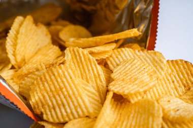 Patates cipsi, leziz BBQ baharatlı Crips için ince dilimlenmiş kızarmış abur cubur açık poşette fast food..
