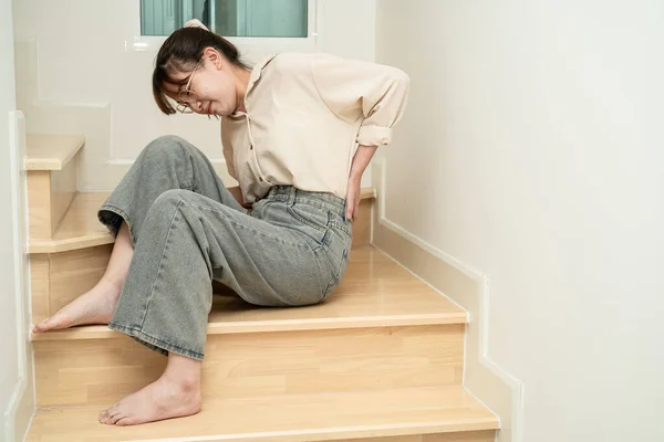 Asiática Señora Paciente Caer Por Las Escaleras Porque Superficies Resbaladizas — Foto de Stock