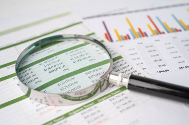 Grafik kağıdındaki büyüteç. Finansal kalkınma, Bankacılık Hesabı, İstatistik, Yatırım Analitik Araştırma Veri Ekonomisi, Borsa Ticareti, İşletme Bürosu toplantısı Konsepti.