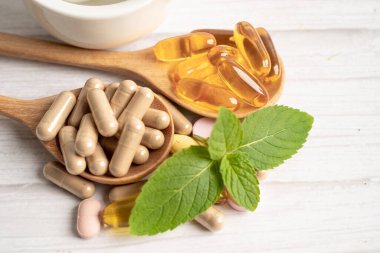 Alternatif ilaç bitkisel organik kapsül E omega 3 vitamini balık yağı, mineral, bitki yapraklı ilaç sağlıklı yaşam için doğal destek.