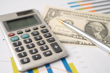 Grafik kağıdındaki hesap makinesi. Finans geliştirme, Bankacılık Hesabı, İstatistik, Yatırım Analitik Araştırma Veri Ekonomisi, Borsa Ticareti, Ticaret Şirketi Konsepti.