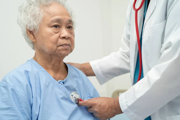 Doctor Stethoscope Checking Senior Elderly Old Lady Woman Patient While — Fotografia de Stock