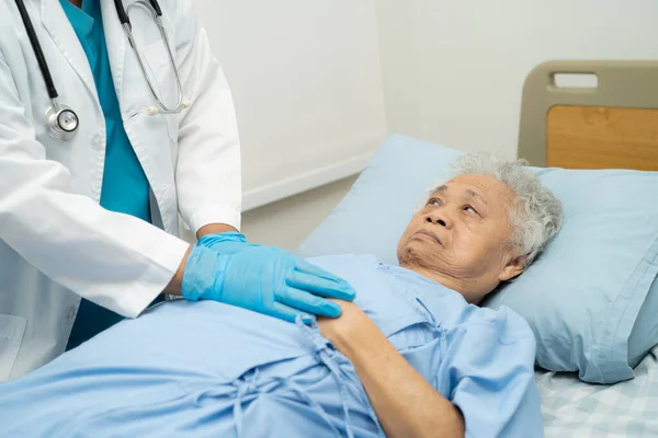 Κρατώντας Χέρια Ασιάτης Ανώτερος Ηλικιωμένη Ηλικιωμένη Γυναίκα Ασθενής Αγάπη Φροντίδα — Φωτογραφία Αρχείου