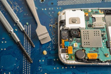 Cep telefonu, elektronik, bilgisayar donanımı ve teknoloji konsepti onarılıyor ve geliştiriliyor.