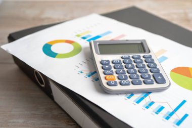 Grafik kağıdındaki büyüteç ve hesap makinesi. Finansal kalkınma, Bankacılık Hesabı, İstatistik, Yatırım Analitik Araştırma Veri Ekonomisi, Borsa Ticareti, İş yeri Konsepti.