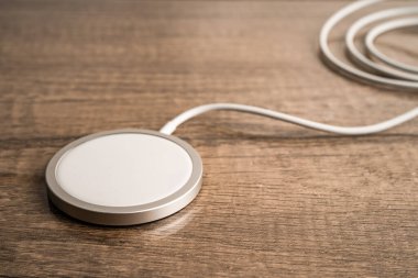 Kablosuz şarj aleti, manyetik şarj modern cep telefonu ekipmanı.