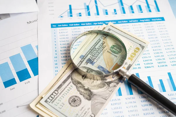 Grafik kağıdındaki büyüteç. Finansal kalkınma, Bankacılık Hesabı, İstatistik, Yatırım Analitik Araştırma Veri Ekonomisi, Borsa Ticareti, İşletme Bürosu toplantısı Konsepti.