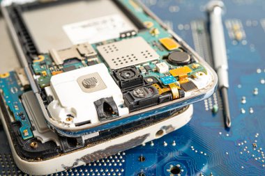 Cep telefonu, elektronik, bilgisayar donanımı ve teknoloji konsepti onarılıyor ve geliştiriliyor.