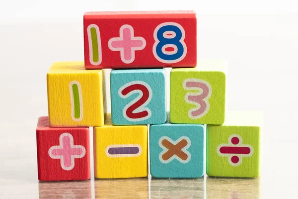 Matemáticas Número Colorido Fondo Blanco Estudio Educación Matemáticas Aprendizaje Enseñar — Foto de Stock
