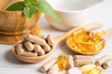 Alternatif ilaç bitkisel organik kapsül E omega 3 vitamini balık yağı, mineral, bitki yapraklı ilaç sağlıklı yaşam için doğal destek.