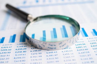 Grafik çizelgesi üzerinde büyüteç. Finansal kalkınma, Bankacılık Hesabı, İstatistik, Ekonomi, Borsa Ticareti, İşletme Kurumu Toplama Konsepti.