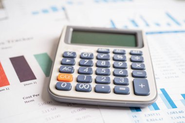 Hesap makinesi grafikte. Finans geliştirme, Bankacılık Hesabı, İstatistik Yatırım Analitik araştırma veri ekonomisi, ticaret, ofis raporlama şirketi toplantısı kavramı.