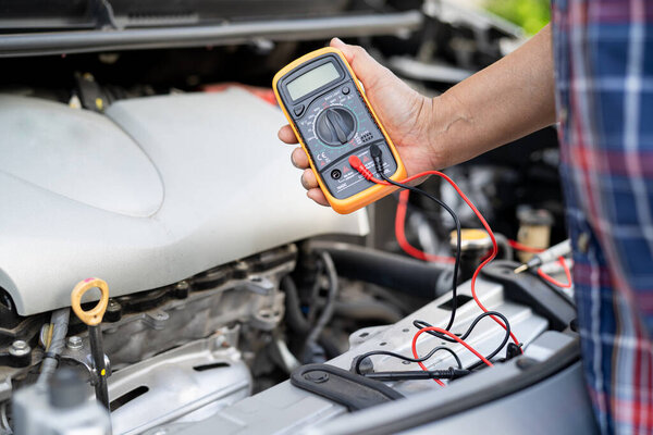 Система механического двигателя открытого капота для проверки и ремонта повреждений.