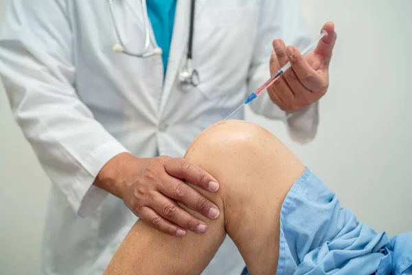 Asiatische Arzt Injizieren Hyaluronsäure Thrombozytenreiches Plasma Das Knie Der Seniorin — Stockfoto