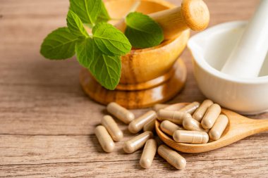 Alternatif ilaç bitkisel organik kapsül E omega 3 vitamini balık yağı, mineral, bitki yapraklı ilaç sağlıklı yaşam için doğal destek.