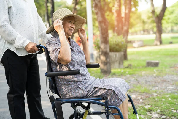 Gondozó Segítséget Ellátást Ázsiai Idős Vagy Idős Hölgy Beteg Boldog — Stock Fotó