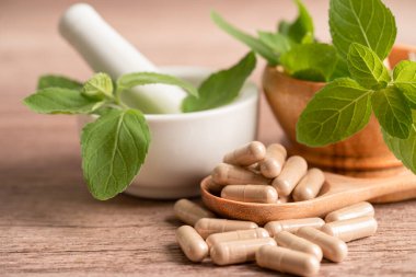 Alternatif ilaç bitkisel organik kapsül E omega 3 vitamini balık yağı, mineral, bitki yapraklı ilaç sağlıklı yaşam için doğal destek.