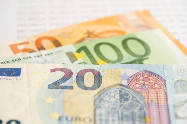 スプレッドシート上のユーロ紙幣 銀行口座 投資分析研究データ経済 ビジネスコンセプト — ストック写真