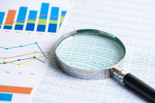 Grafik çizelgesi üzerinde büyüteç. Finansal kalkınma, Bankacılık Hesabı, İstatistik, Ekonomi, Borsa Ticareti, İşletme Kurumu Toplama Konsepti.