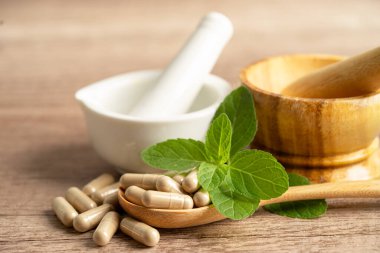 Alternatif ilaç bitkisel organik kapsül E omega 3 vitamini balık yağı, mineral, bitki yapraklı ilaç sağlıklı yaşam için doğal destek.