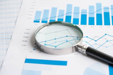 Grafik çizelgesi üzerinde büyüteç. Finansal kalkınma, Bankacılık Hesabı, İstatistik, Ekonomi, Borsa Ticareti, İşletme Kurumu Toplama Konsepti.