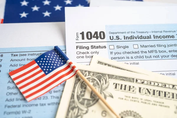 Formularz Deklaracji Podatkowej 1040 Flagą Usa Banknotem Dolarowym Usa Dochody — Zdjęcie stockowe