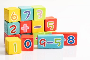 Beyaz arka planda renkli matematik sayısı, eğitim eğitimi matematik öğrenimi öğretim kavramı.