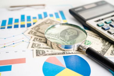 Grafik kağıdındaki büyüteç. Finansal kalkınma, Bankacılık Hesabı, İstatistik, Yatırım Analitik Araştırma Veri Ekonomisi, Borsa Ticareti, İşletme Bürosu toplantısı Konsepti.