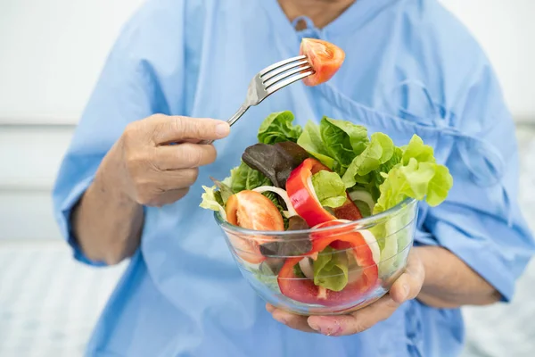 Asiático Seniores Idosos Senhora Paciente Comer Pequeno Almoço Vegetal Comida — Fotografia de Stock