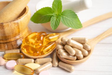 Alternatif ilaç bitkisel organik kapsül E omega 3 vitamini balık yağı, mineral, bitki yapraklı ilaç sağlıklı yaşam için doğal destek.