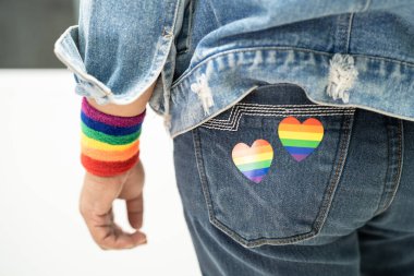 Gökkuşağı kalpli Asyalı kadın, LGBT 'nin gurur ayının sembolü Haziran ayının geleneksel gay, lezbiyen, biseksüel, transseksüel, insan haklarını kutluyor.