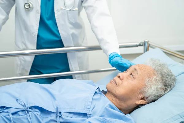 Doctor Checking Senior Elderly Old Lady Woman Patient Lie Nursing — Stockfoto