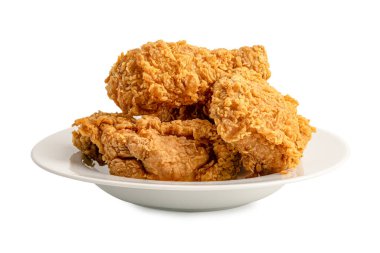Beyaz tabakta kızarmış tavuk kesme yolu olan beyaz arka planda izole edilmiş, yüksek kalorili hurda yiyecekler.