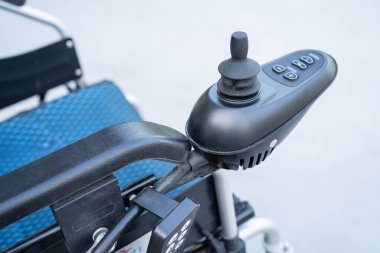 Yaşlı hastalar için elektrikli sandalye yürüyemiyor ya da engelliler için evlerinde ya da hastanelerde kullanılıyor, sağlıklı güçlü tıbbi konsept..