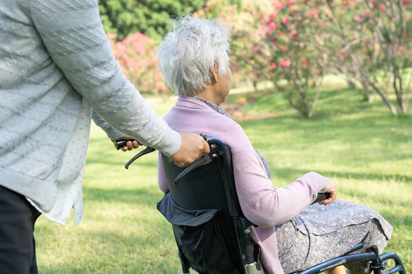Vårdgivare Hjälp Och Vård Asiatisk Äldre Eller Äldre Kvinna Kvinna — Stockfoto