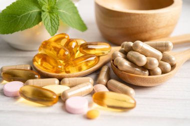 Alternatif ilaç bitkisel organik kapsül E omega 3 vitamini balık yağı, mineral, bitki yapraklı ilaç sağlıklı yaşam için doğal destek.