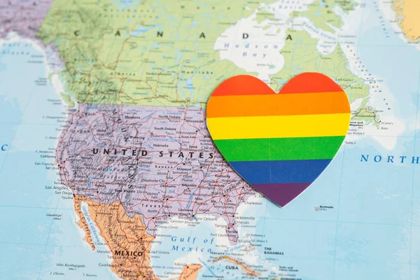 バンコク 2022年6月1日アメリカの虹色のハート世界地図の背景 Lgbtプライド月間のシンボルは レズビアン バイセクシャル トランスジェンダー 人権と平和のシンボル 6月の社会で毎年祝う — ストック写真