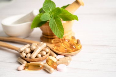 Alternatif ilaç bitkisel organik kapsül E omega 3 vitamini balık yağı, mineral, bitki yapraklı ilaç sağlıklı yaşam için doğal destek.