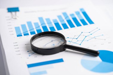 Grafik kağıdındaki büyüteç. Finansal kalkınma, Bankacılık Hesabı, İstatistik, Yatırım Analitik Araştırma Veri Ekonomisi, Borsa Ticareti, İşletme Bürosu toplantısı Konsepti.