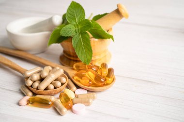 Alternatif ilaç bitkisel organik kapsül E omega 3 vitamini balık yağı, mineral, bitki yapraklı ilaç sağlıklı yaşam için doğal destek.